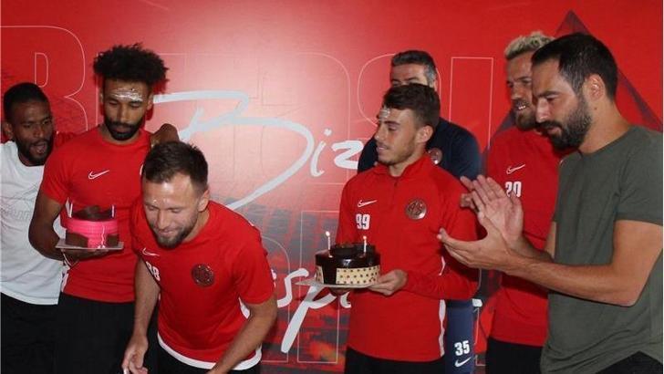 Antalyaspor'da 3 futbolcunun doğum günü kutlandı