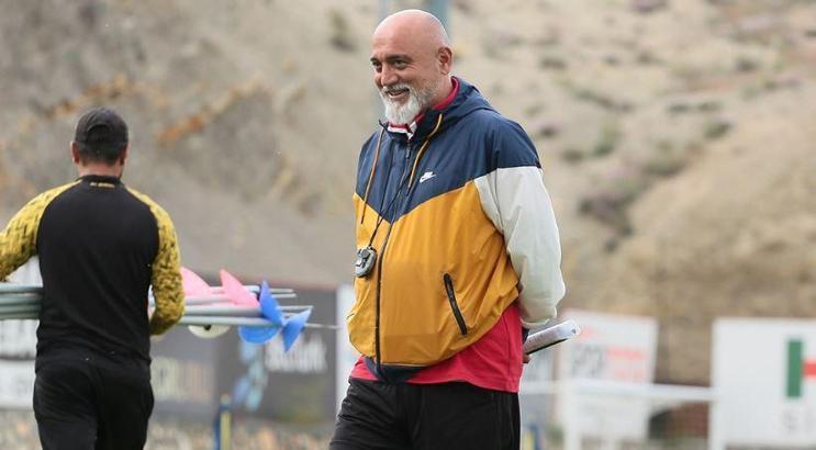 Hikmet Karaman, Adil Gevrek'in bahçesinde çilek topladı