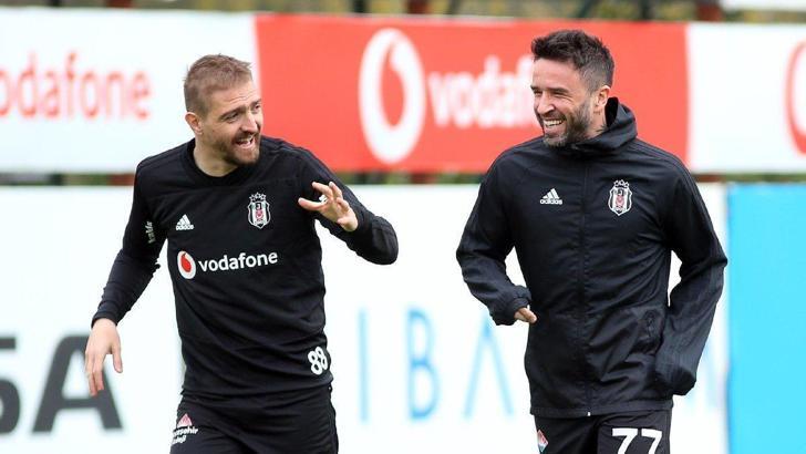 Fenerbahçe'nin gündemindeki Gökhan Gönül ve Caner Erkin'den ayak tenisi maçı