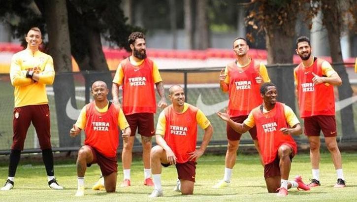 Galatasaraylı futbolcuların idmanda 'hazırız' pozu