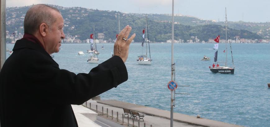 30 yelkenliyle saygı geçişi