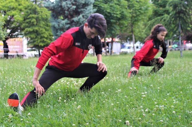 4 saatlik izinlerini karate antrenmanıyla değerlendiriyorlar