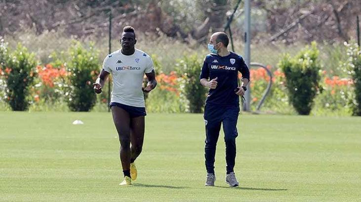 Mario Balotelli yine yaptı yapacağını...