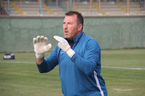 Gölcükspor'da kaleci antrenörü Murat Onar'ın coronavirüs testi pozitif çıktı