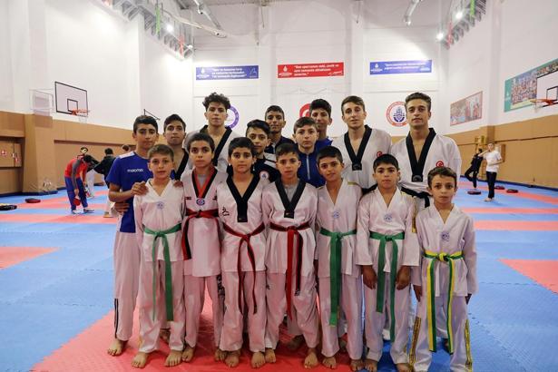 Küskü Ailesi evlerinin bodrumunda antrenman yapıyor