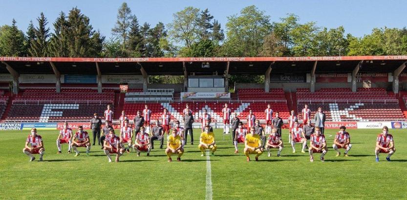 Würzburger Kickers Kulübü tarihe not düşen takım posterine imza attı