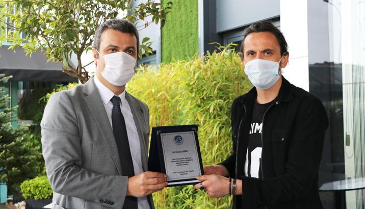 Mehmet Akif Çakar'dan Tuncay Şanlı'ya teşekkür plaketi