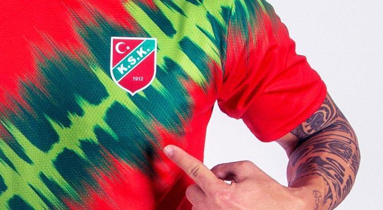 Karşıyaka'da aylardır tesislerde kalan 3 futbolcu antrenmanlarını sürdürüyor