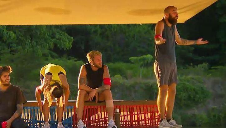Survivor'da gergin anlar! Birbirlerinin üzerine yürüdüler