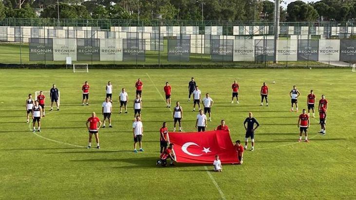 Antalyaspor, Türk bayraklı, sosyal mesafeli 19 Mayıs pozu verdi