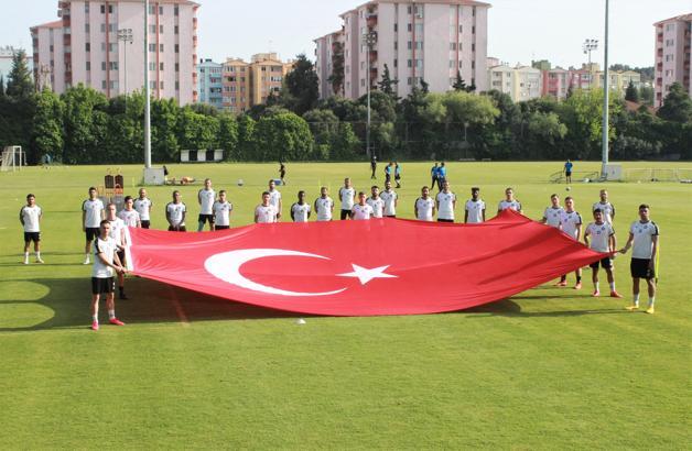 Altay, 19 Mayıs'ı Türk Bayrağı açarak kutladı