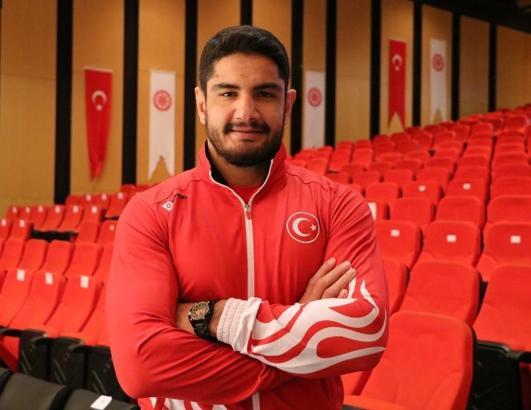 Milli güreşçi Taha Akgül, genç yeteneklerle buluştu