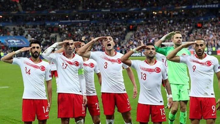 Bakan Kasapoğlu'ndan takipçilerine A Milli Takım forması
