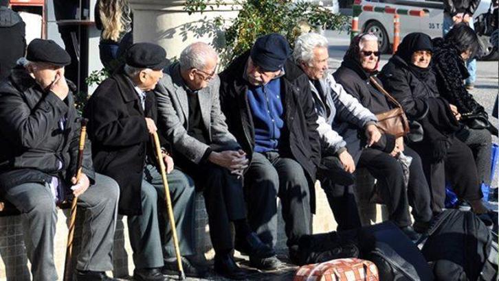 65 yaş üstü için sokağa çıkma saatleri değişti
