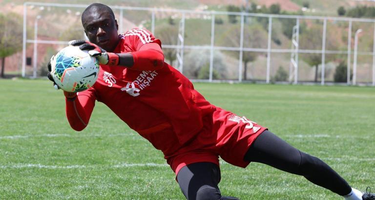 Sivasspor'da kaleciler belirlenen kurallar dahilinde çalıştı