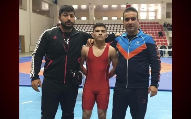 İşitme engelli genç güreşçi Yunus Emre Caklı hazırlıklarını evinin bahçesinde sürdürüyor