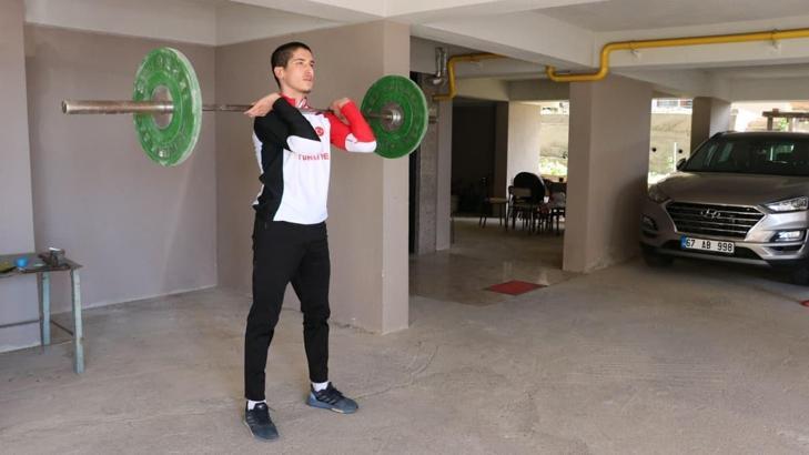 Milli atlet Doğukan Kilcioğlu, apartmanın garajında formunu koruyor