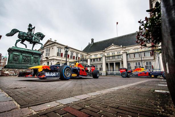 Red Bull Racing takımı Hollanda'da caddelerin tozunu attı
