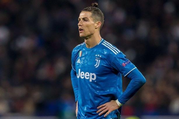 Cristiano Ronaldo adada mahsur kaldı