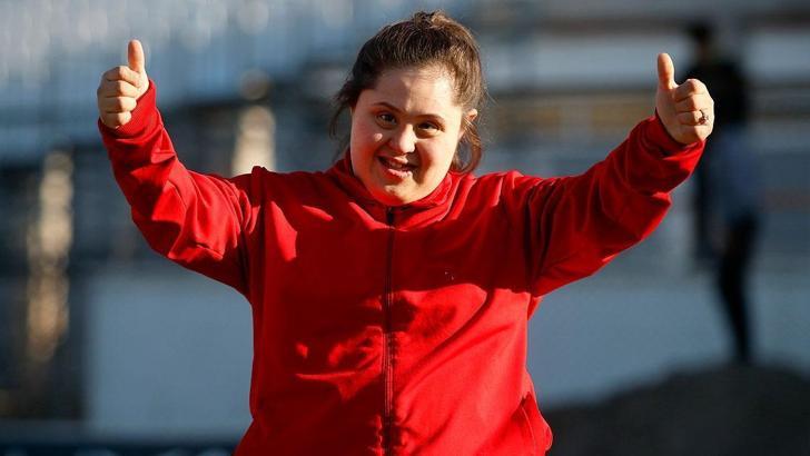 Down sendromlu milli sporcu Beyza Keskin'e polislerden oyuncak sürprizi