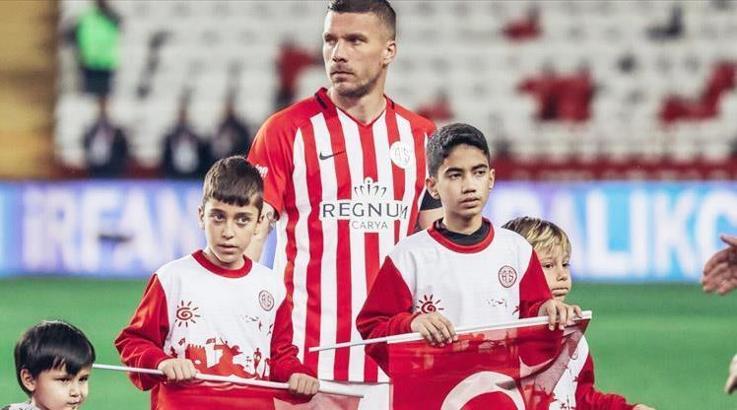 Antalyaspor'un yıldızı Lukas Podolski'den çocuklara tavsiye