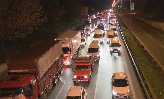 Bayrampaşa ve Ataşehir Sebze Hal'i girişinde metrelerce araç kuyruğu
