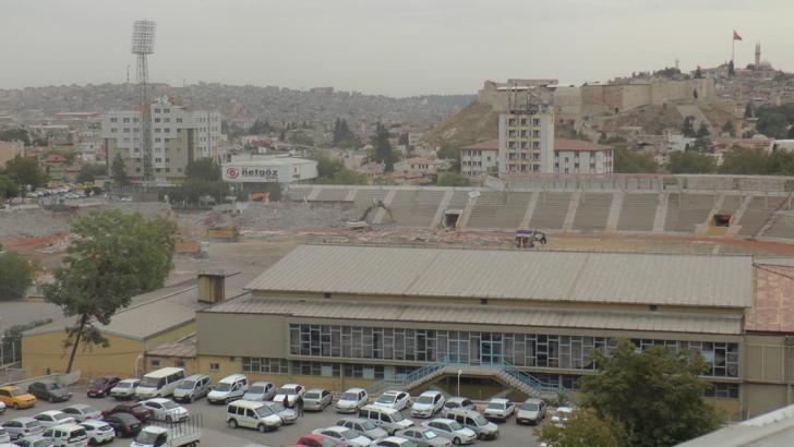 Gaziantep Kamil Ocak Stadyumu'nun tribünleri yıkılıyor