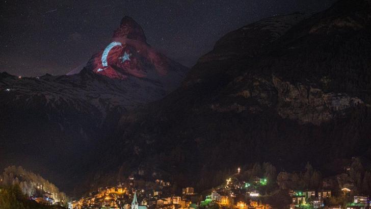 Matterhorn Dağı Türk bayrağı silüeti ile aydınlatıldı