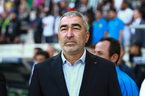 Samet Aybaba her zamanki gibi gençlere sarıldı