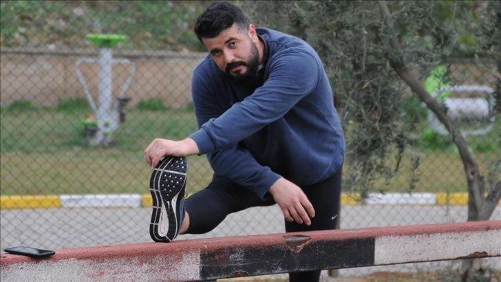 Özkan Baltacı, antrenmanlarını evinin bahçesinde su matarası ile yapıyor