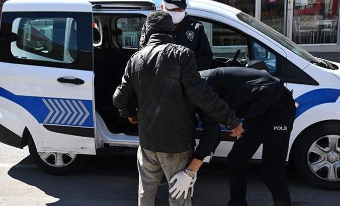 'Hırsızlık'tan aranırken, yasağa rağmen sokağa çıkınca yakalandı
