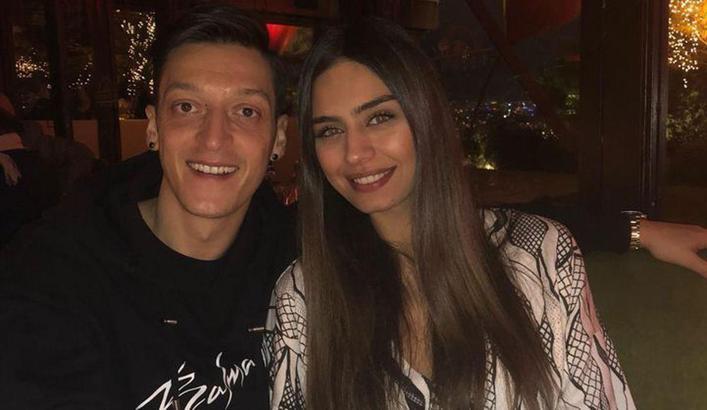 Mesut Özil ve eşi Amine Gülşe'nin kızları Eda'ya 5 milyonluk reklam teklifi