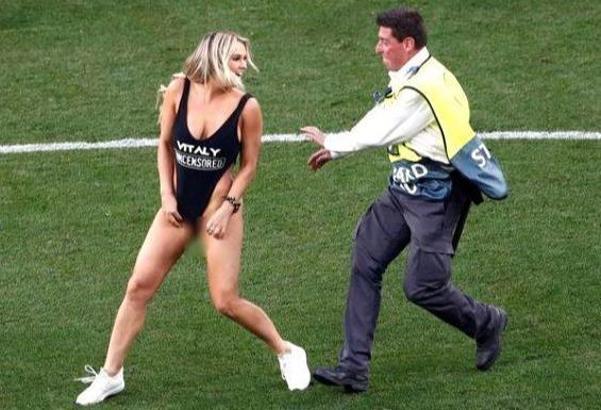 Kinsey Wolanski, spor sırasında arkadaşının sırtına çıkıp zıpladı