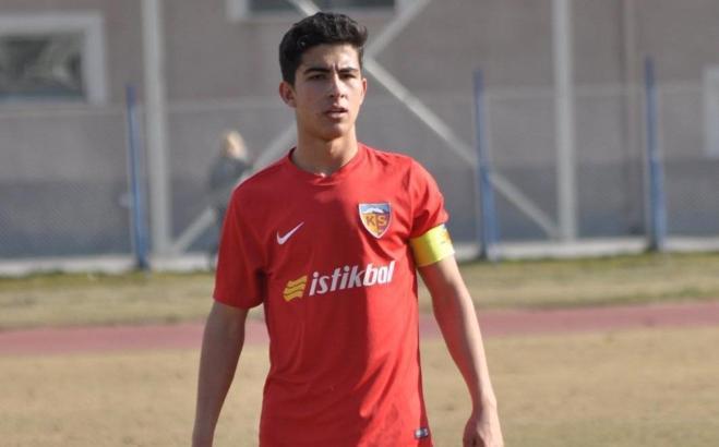 Mehmet Eray Özbek, yardım kampanyasına maaşını bağışladı