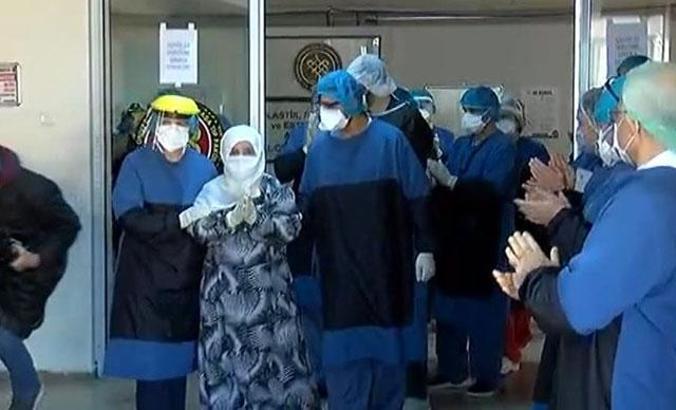 Cerrahpaşa'da corona virüsü yenen doktor ve 90 yaşındaki kadın taburcu oldu