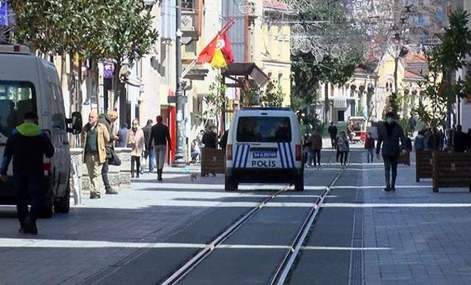 İstiklal Caddesi'nde polisten 'Evde kal' anonsu