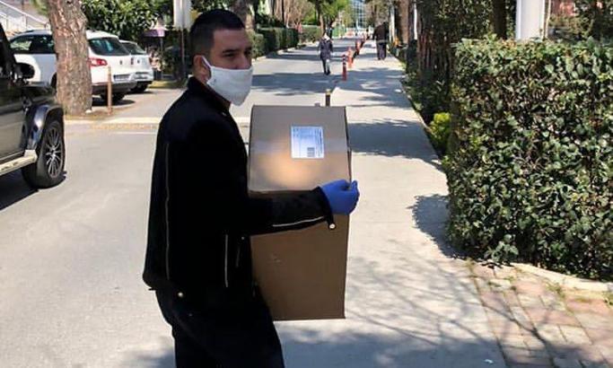 Arda Turan sözünü tuttu, 100.000 adet maske dağıttı
