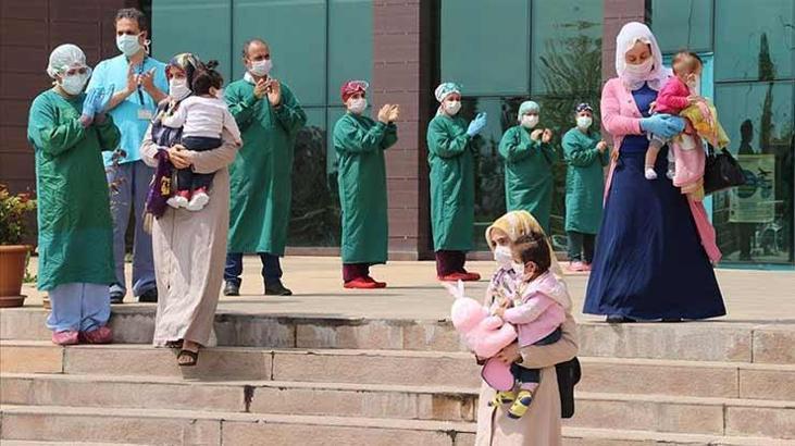 Corona virüsü yenen 4 bebek ve 1 çocuk alkışlarla taburcu edildi