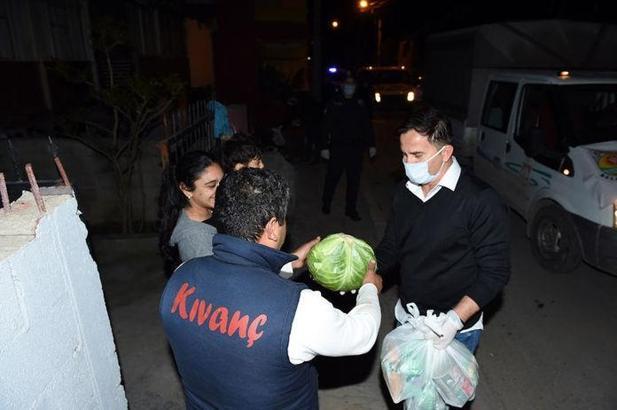 Ergün Penbe kapı kapı dolaşarak gıda ve hijyen paketi dağıttı