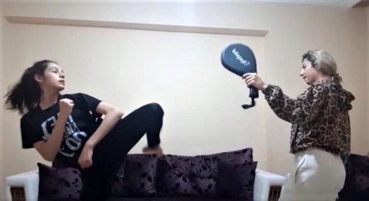 Yozgatlı tekvandoculardan 'evde kal, hareketsiz kalma' mesajı