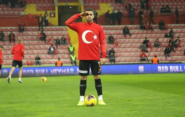Emre Taşdemir evde çalışıyor