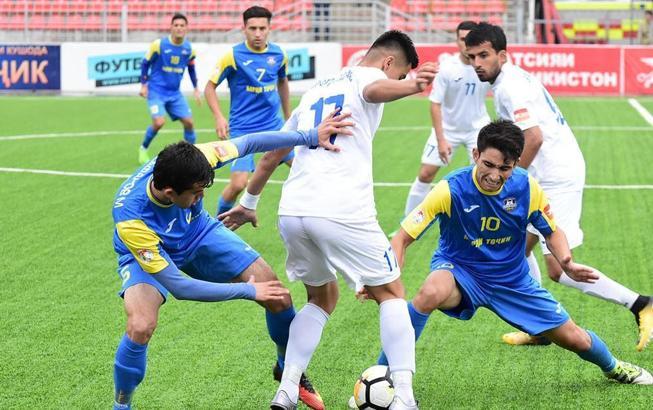 Corona virüsü Tacikistan'da futbolu durdurmadı