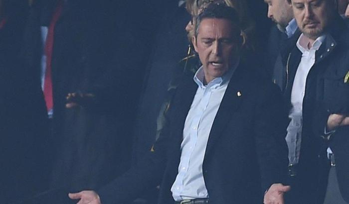 SON DAKİKA! Ali Koç küplere bindi, tribüne atladı!