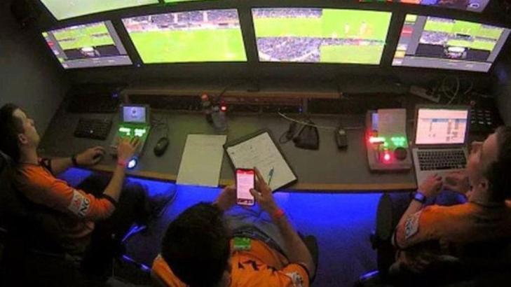 VAR hakemi maç sırasında telefonuyla oynarken görüntülendi