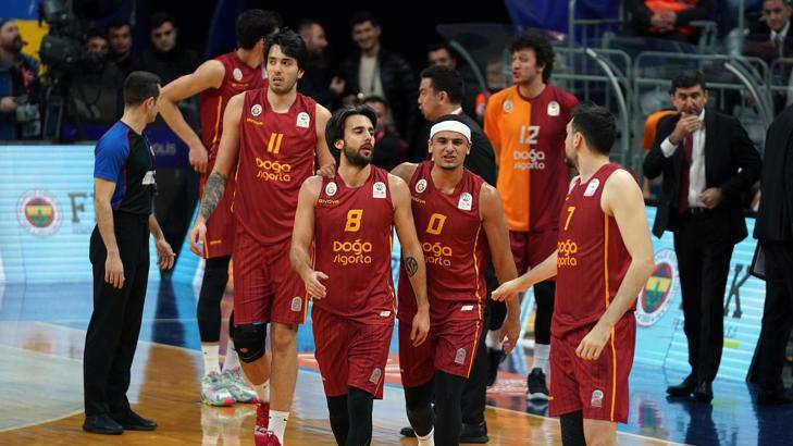 Galatasaray futboldan sonra basketbolda da Fenerbahçe'yi deplasmanda yenememe serisini bitirdi