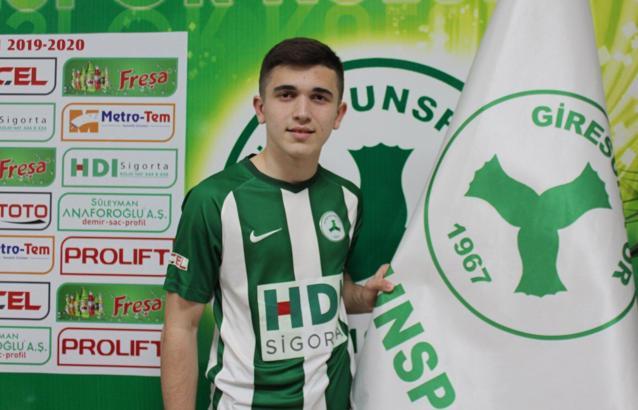 Giresunspor'da Arda Kılıç ile profesyonel sözleşme imzalandı