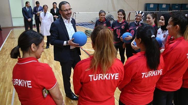 Bakan Kasapoğlu'ndan olimpiyat yolcusu sporculara sürpriz ziyaret