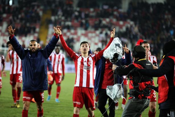 Sivassporlu futbolculardan büyük sevinç: Sabaha kadar buradayız