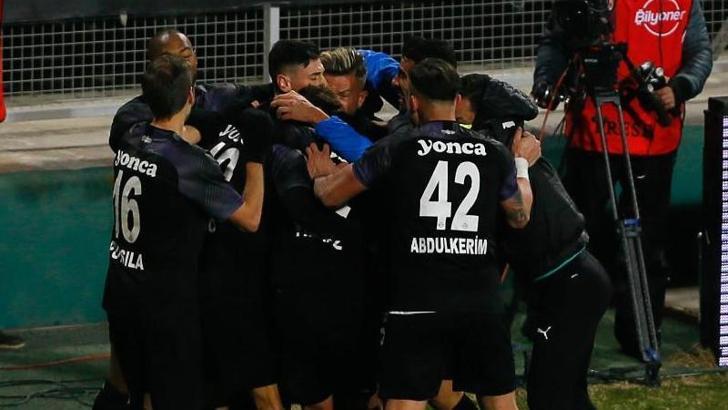 Altay Bornova'da 3'te 3 peşinde