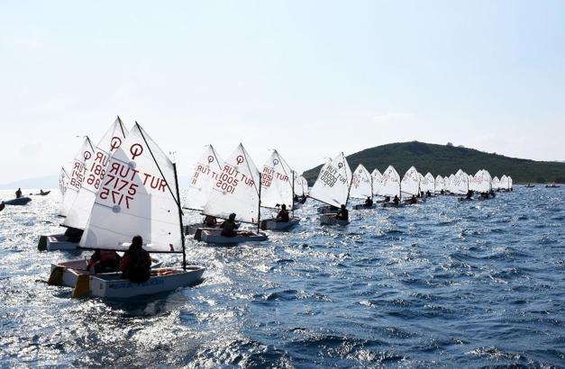 Muğla'daki yelken yarışlarında renkli görüntüler oluştu